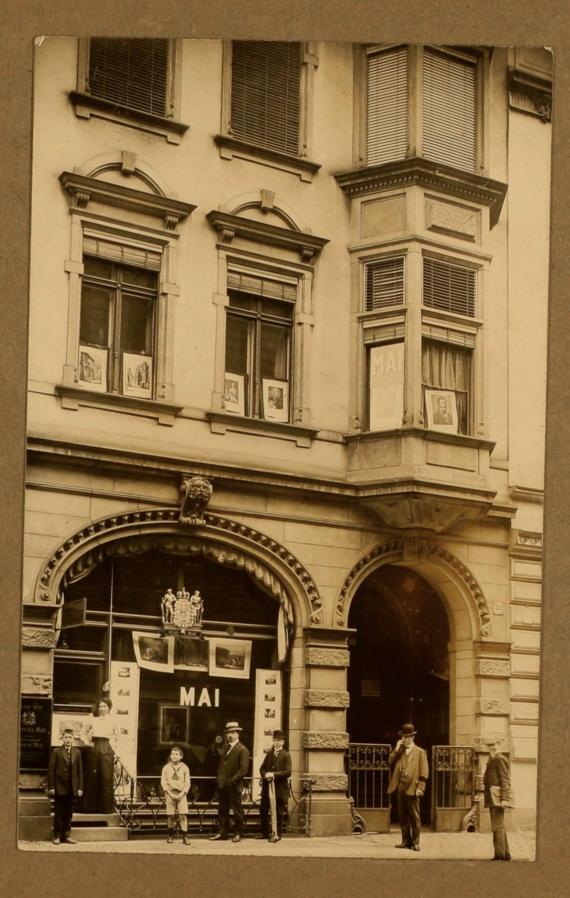 Street view of the antiquarian bookshop