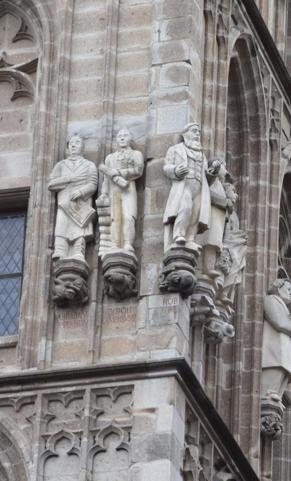 Ausschnitt der Fassade des historischen Rathauses Kölns. Figürliche Darstellung von Abraham von Oppenheim (links) neben Ludolf Camphausen und Robert Blüm