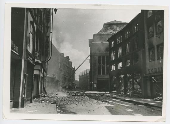 Schwarz-Weiß Fotografie von zerstörten Geschäften in der Schildergasse, in der Mitte das ehemalige Kaufhaus Tietz