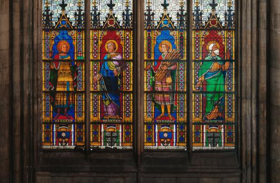 Von der Witwe Charlotte von Oppenheim in Gedenken an Abraham von Oppenheim gestiftetes Domfenster. Abgebildet sind die alttestamentarische Figuren: v.l. Abraham, Isaak, Jakob, Judas.