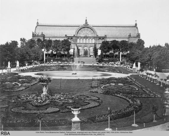 Historical black and white photograph of the palm house of the Flora Cologne.