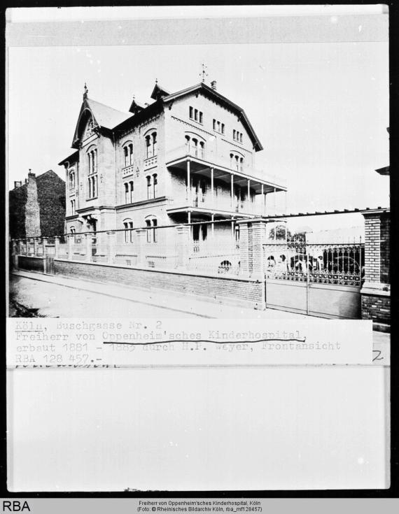 Schwarz-weiß Fotografie der Vorderansicht des Oppenheim'schen Kinder-Hospital.