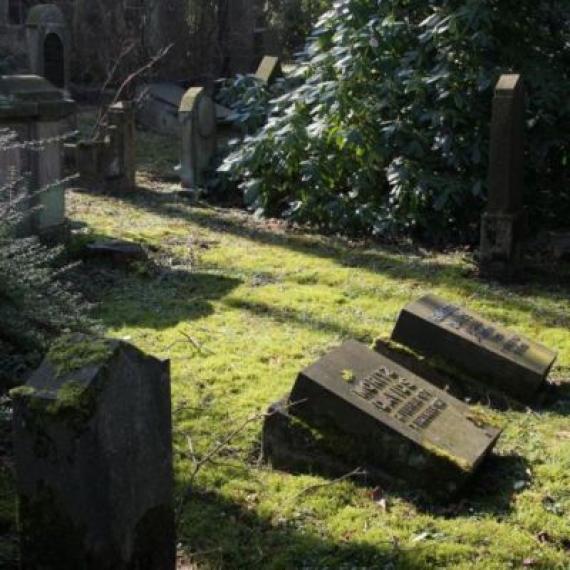 Auf dem Friedhof