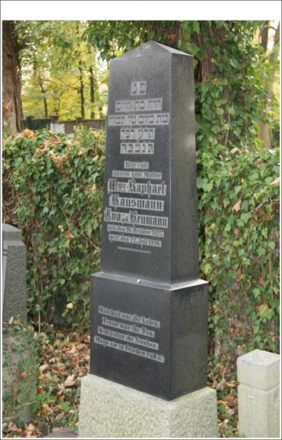 White base. Rectangular marble top, on it narrower stone with the names of the deceased.