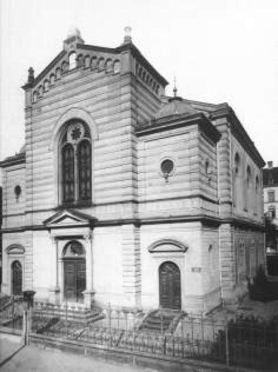 Synagoge Konstanz (Schwarz-Weiß Fotografie) Ansicht auf den Eingangsbereich 