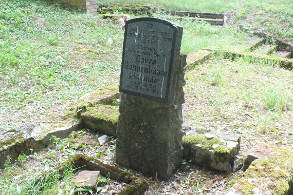 Gravestone with plate for the name. Laura Dannenbaum, deceased 1929