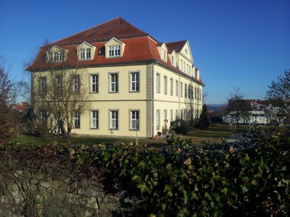 Das Barockschloss Dreißigacker in Meiningen (Blick von Südwesten). Bis 1819 fand sich dort der Betsaal der jüdischen Gemeinde, 1801-43 zugleich die Forstakademie Dreißigacker