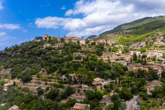 Eine Luftaufnahme des Künstlerdorfes Deià auf Mallorca