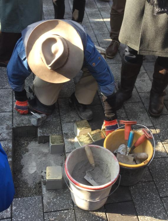 Stolpersteine - Heilbron Eduard, Frieda, Wilhelm, Wartski Kurt, Wartski-Heilbron Irene, Werner, Inge - Gunter Demnig beim Verlegen der Stolpersteine