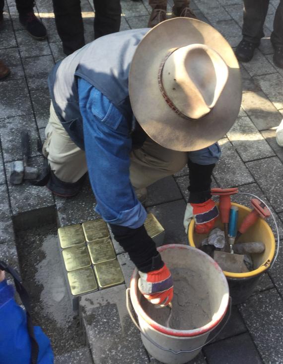 Stolpersteine - Heilbron Eduard, Frieda, Wilhelm, Wartski Kurt, Wartski-Heilbron Irene, Werner, Inge - Gunter Demnig beim Verlegen der Stolpersteine