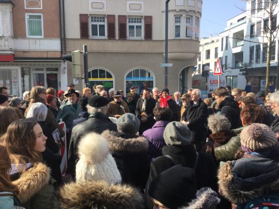 Erste Stolpersteinverlegung in Aalen - von Heilbron Eduard, Frieda, Wilhelm, Wartski Kurt, Wartski-Heilbron Irene, Werner, Inge - Fred Ludwig, Sprecher der Stolpersteininitiative Aalen bei einer Ansprache zur Gedenkveranstaltung