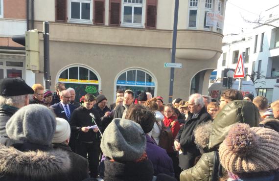 First laying of stumbling stones in Aalen - von Heilbron Eduard, Frieda, Wilhelm, Wartski Kurt, Wartski-Heilbron Irene, Werner, Inge - Students of the Theodor-Heuss-Gymnasium inform about the individual fates of the victims