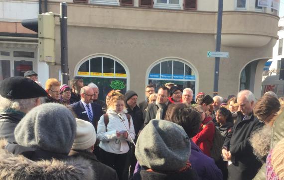 Erste Stolpersteinverlegung in Aalen - von Heilbron Eduard, Frieda, Wilhelm, Wartski Kurt, Wartski-Heilbron Irene, Werner, Inge - Schüler des Theodor-Heuss-Gymnasiums informieren über die Einzelschicksale der Opfer