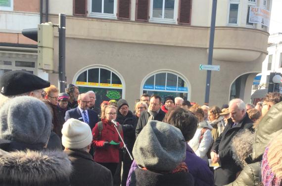 First laying of stumbling stones in Aalen - von Heilbron Eduard, Frieda, Wilhelm, Wartski Kurt, Wartski-Heilbron Irene, Werner, Inge - Students of the Theodor-Heuss-Gymnasium inform about the individual fates of the victims