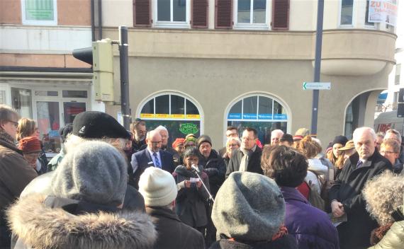 First laying of stumbling stones in Aalen - von Heilbron Eduard, Frieda, Wilhelm, Wartski Kurt, Wartski-Heilbron Irene, Werner, Inge - Students of the Theodor-Heuss-Gymnasium inform about the individual fates of the victims