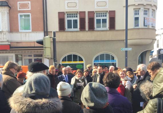 First laying of stumbling stones in Aalen - von Heilbron Eduard, Frieda, Wilhelm, Wartski Kurt, Wartski-Heilbron Irene, Werner, Inge - Students of the Theodor-Heuss-Gymnasium inform about the individual fates of the victims