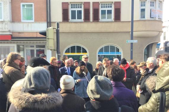 Erste Stolpersteinverlegung in Aalen - von Heilbron Eduard, Frieda, Wilhelm, Wartski Kurt, Wartski-Heilbron Irene, Werner, Inge - Schüler des Theodor-Heuss-Gymnasiums informieren über die Einzelschicksale der Opfer