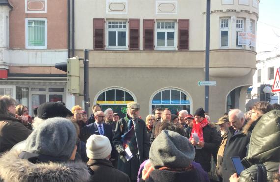 Stolpersteinverlegung von Heilbron Eduard, Frieda, Wilhelm, Wartski Kurt, Wartski-Heilbron Irene, Werner, Inge - Volker Wieland von der Initiative Stolpersteinverlegung bei einer Ansprache zur Gedenkveranstaltung