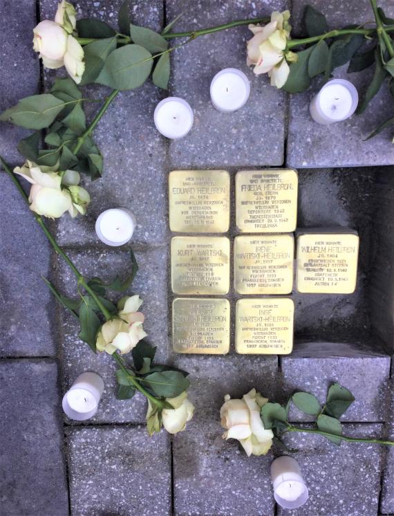 First laying of stumbling stones in Aalen - von Heilbron Eduard, Frieda, Wilhelm, Wartski Kurt, Wartski-Heilbron Irene, Werner, Inge - stumbling stones with white roses and candles