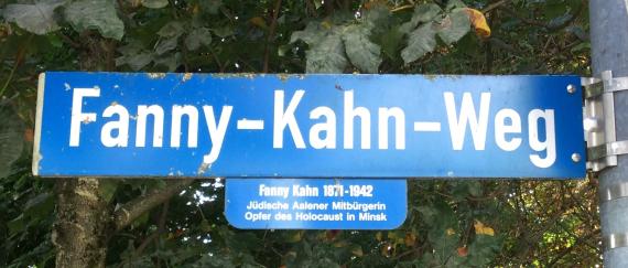 Straßenschild - Fanny-Kahn-Weg - mit darunter angebrachter Info-Tafel - Fanny Kahn, 1871-1942, Jüdische Aalener Mitbürgerin - Opfer des Holocaust in Minsk