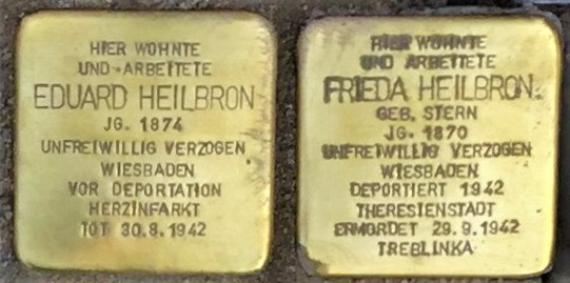 First laying of Stolpersteine in Aalen on February 21, 2018 for Fanny Kahn and the Heilbron family - Stolpersteine - Eduard and Frieda Heilbron.
Here lived and worked Eduard Heilbron, born 1874, Involuntarily moved Wiesbaden, Before deportation heart attack, death 8/30/1942.
Here lived and worked Frieda Heilbron, née Stern, born 1870, Involuntarily moved Wiesbaden, Deported 1942 Theresienstadt, Murdered 29.9.1942 Treblinka.