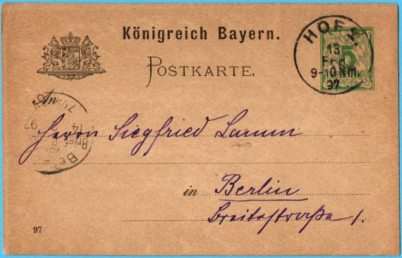 Postkarte geschäftlicher Art an Herrn Siegfried Lamm in Berlin, Breite Straße 1 - versandt am 13. Februar 1897. - Eine Postkarte des Königreichs Bayern mit eingeprägter grüner 5 Pfg Marke rechts oben und dem Bayerischen Wappen links oben. Die eingeprägte Briefmarke ist mit einem Poststempel von Hof, 13. Feb.97 entwertet und am linken Rand in der Kartenmitte befindet sich ein auf dem Kopf stehender Postankunftstempel von Berlin mit dem Datum vom 14. Februar 1897.