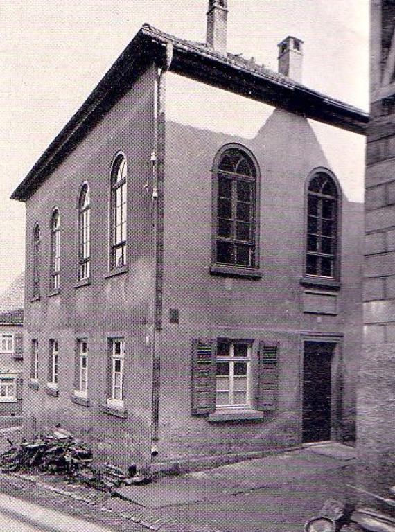 Bild der Oedheimer Synagoge. Man sieht darauf deutlich die Rundbogenfenster