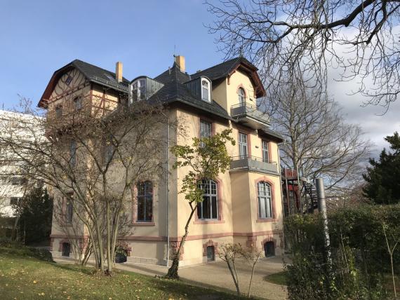 Die „Villa Rosenthal“ erbaut im Architekturstil der Gründerzeit, hier im restaurierten Zustand von 2009 zu sehen. Davor ein herbstlicher Garten- und Baumlandschaft.