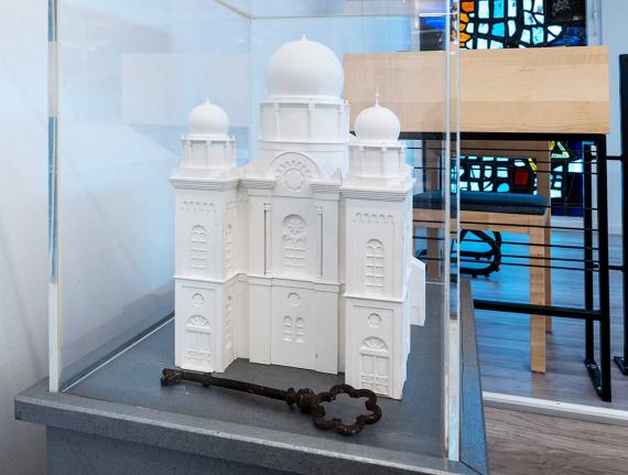Modell und Schlüssel der alten Synagoge Mönchengladbach