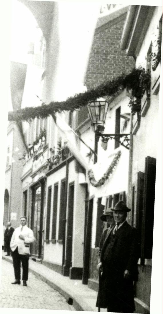 in der Bildmitte das Haus gehörte der jüdischen Gemeinde, durch den Tordruchgang erreichte man hinter diesem Haus die Synagoge