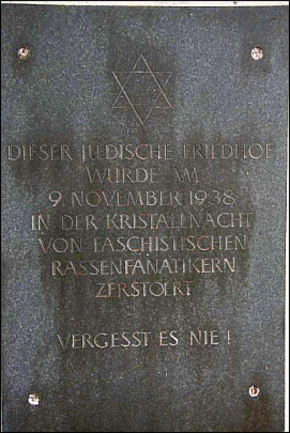Gedenktafel am Eingang