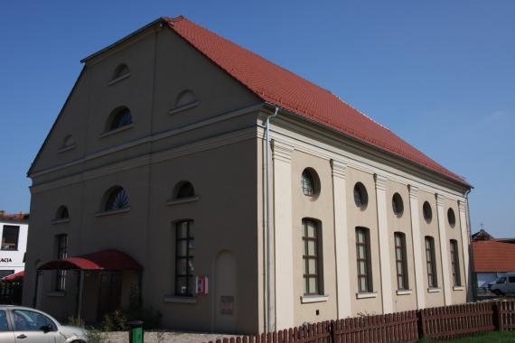 Synagoge in Meseritz,frei stehendes Gebäude mit roten Ziegeln