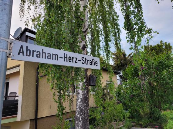 Das Straßenschild "Abraham-Herz-Straße" im Wohngebiet "Im Rot" im Remsecker Stadtteil Hochberg