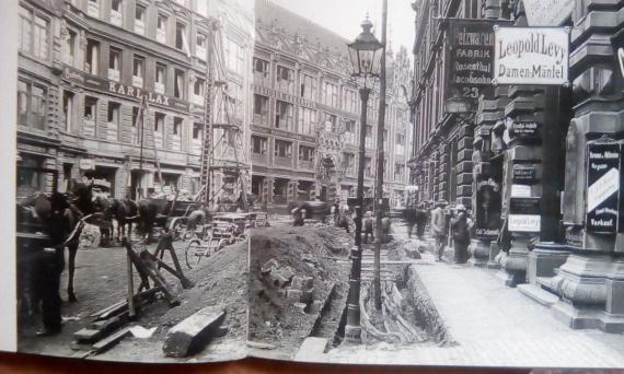 Construction site of the Berlin elevated railway company in 1907, shortly before Hausvogteiplatz, on the left the clothing store of Karl Lax Architekten, on the right Leopold Levy ladies' coats and fur goods factory Rosenthal & Jacobsohn