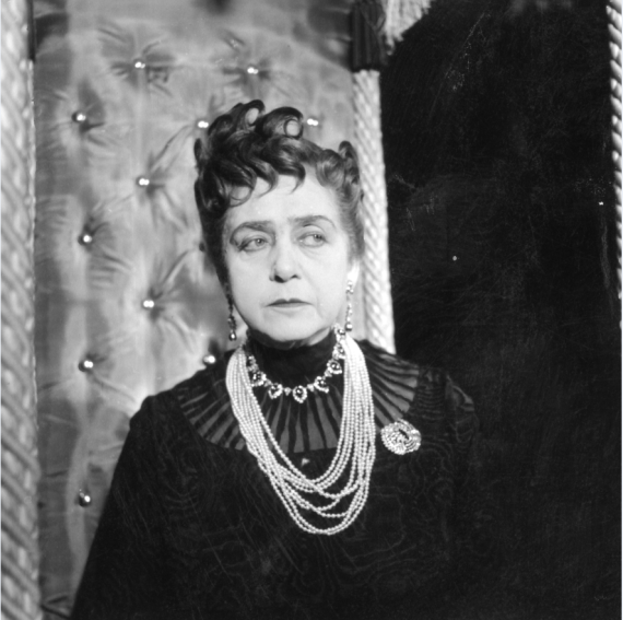 Therese Giehse in her role as the "Old Lady