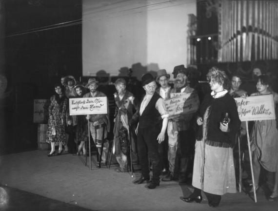 "Die Dreigroschenoper" von Bertold Brecht und Kurt Weill (Premiere 20.7.1929), Szenenfoto mit Therese Giehse (vorne rechts)