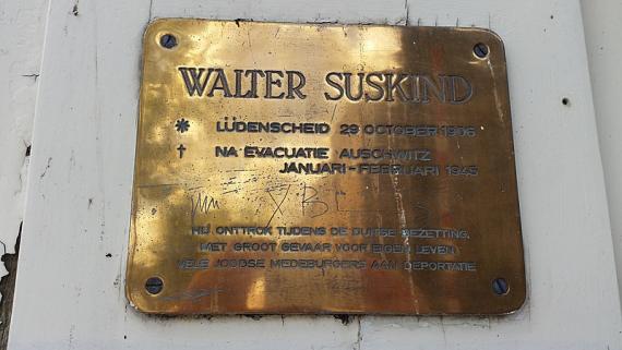 Die Plakette zur Erinnerung an Walter Süskind