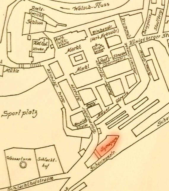 Black drawing with handwritten street names and the location of the somewhat reddish colored synagogue site south of the then town center with town hall square.