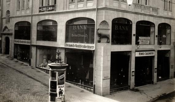 Original-Fotografie der Eisenbeton-Baugesellschaft Nürnberg - aus der Zeit um 1910 - Geschäftshaus mit Bankgeschäft Bernhard Dittmann & Co - Ausschnittvergrößerung - Bank-Geschäft Bernhard Dittmann & Co 