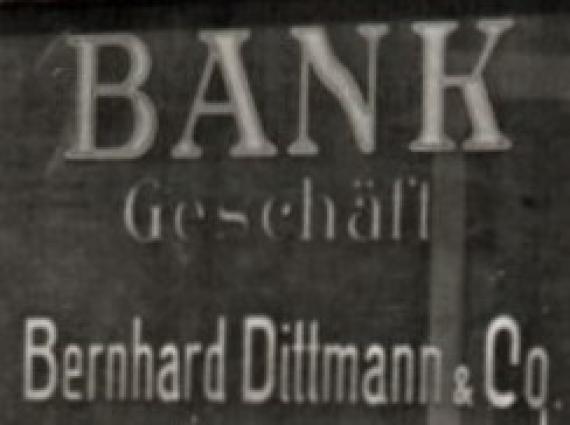 Original-Fotografie der Eisenbeton-Baugesellschaft Nürnberg - aus der Zeit um 1910 - Geschäftshaus mit Bankgeschäft Bernhard Dittmann & Co - Ausschnittvergrößerung Geschäftsnamen 