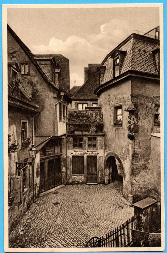 Historische Ansichtskarte - Würzburg - Serie; Malerische Winkel No.112 - Dettelbachergasse mit Bauernhof - und " Korken-Lager von M. Oppenheimer "  