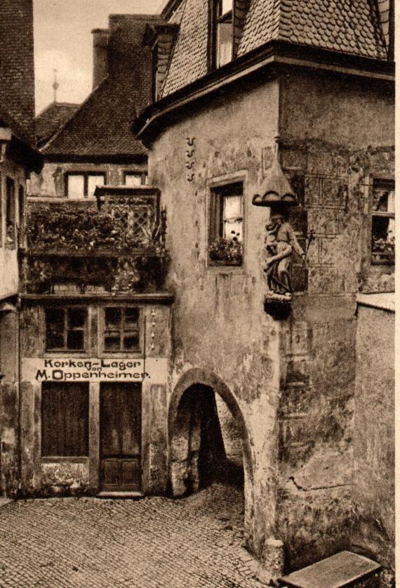 Historische Ansichtskarte - Würzburg - Serie; Malerische Winkel No.112 - Dettelbachergasse mit Bauernhof - und " Korken-Lager von M. Oppenheimer "  - Ausschnittvergrößerung Gebäudeansicht