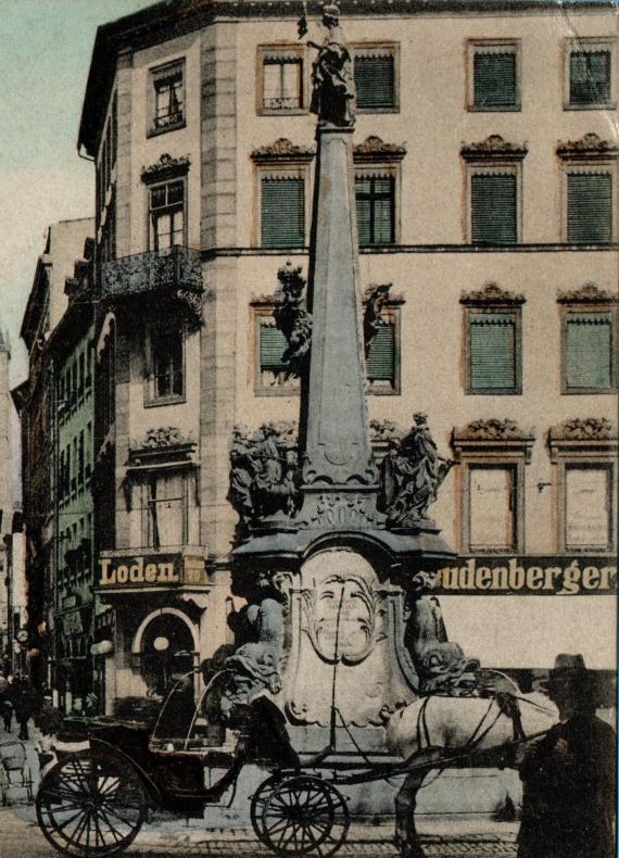 Historische Ansichtskarte Würzburg - Domstraße mit Vierröhrenbrunnen und Dom und dem Textilwaren- und Damenkonfektionsgeschäft N. Freudenberger Söhne - aus der Zeit um 1906 - Ausschnittvergrößerung - gegenüberliegende Straßenseite - Geschäftsansicht Loden Freudenberger