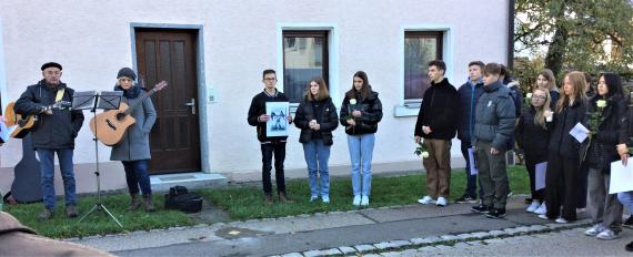 Laying of stumbling stones for Maier Kaufmann on November 21, 2022 in Lauchheim in front of the house where Maier Kaufmann was born.