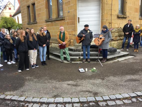 Laying of stumbling stones for Gustel Anna Kaufmann in front of her birth and parental home in Lauchheim, Hauptstraße 47 on November 21, 2022