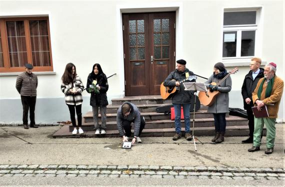 Stolpersteinverlegung für Lina Neuburger vor ihrem Geburtshaus in Lauchheim, Hauptstraße 44 am 21. November 2022