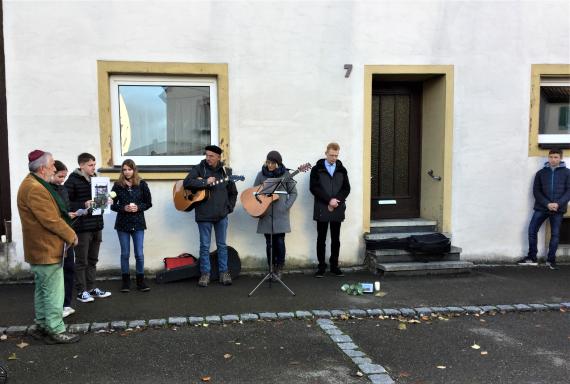 Stolpersteinverlegung am 21. November 2022 für Dolzele Dora Neuburger an ihrem Geburtshaus-und Wohnhaus in Lauchheim, Hauptstraße 7