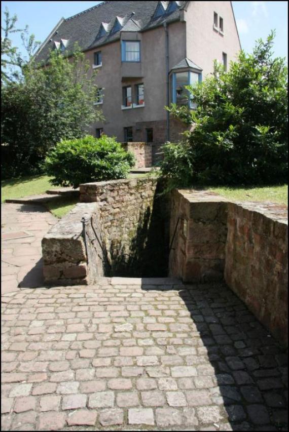 Sturdy half-height stone ashlar walls border the staircase leading to the mikvah