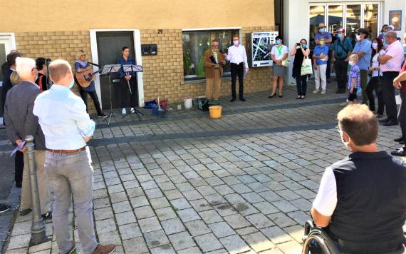 Stolpersteinverlegung am 20. September 2020 für Berta Maier vor ihrem ehemaligen Wohn- und Geschäftshaus in Lauchheim, Hauptstraße 29
