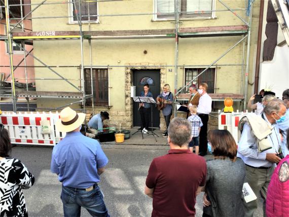 Stumbling stone laying for Moses Max Neumaier in front of his birthplace and parents' house in Lauchheim, Hauptstraße 39 on September 20, 2020